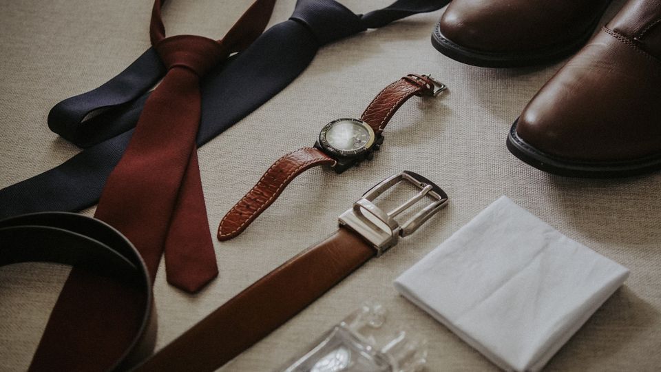Miser sur les vêtements incontournables
Pour renouveler votre garde-robe, privilégiez des vêtements marron faciles à combiner avec vos basiques. Une veste, un pantalon chino ou un pull dans cette teinte permet de varier vos tenues sans multiplier les achats.
Le pantalon chino marron représente une pièce polyvalente. Portez-le avec une chemise blanche pour une tenue soignée ou avec un t-shirt écru pour un ensemble décontracté. Une veste marron en toile ou en daim se marie très bien avec un jean brut et des baskets sobres. Pendant les périodes fraîches, un pull chocolat accompagne un pantalon beige ou gris pour un résultat harmonieux.
pièces marron à shopper 3